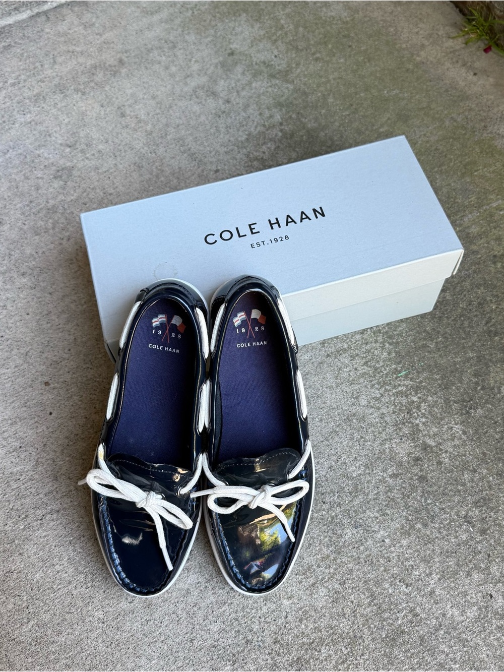 New Cole Haan Glossy Navy Patent Loafers with White Laces size 7B - Picture 5 of 10